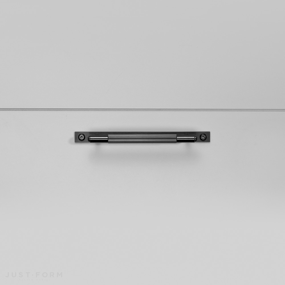 Ручка для мебели Pull Bar / Plate / Linear / Gun Metal фабрика Buster + Punch фотография № 4