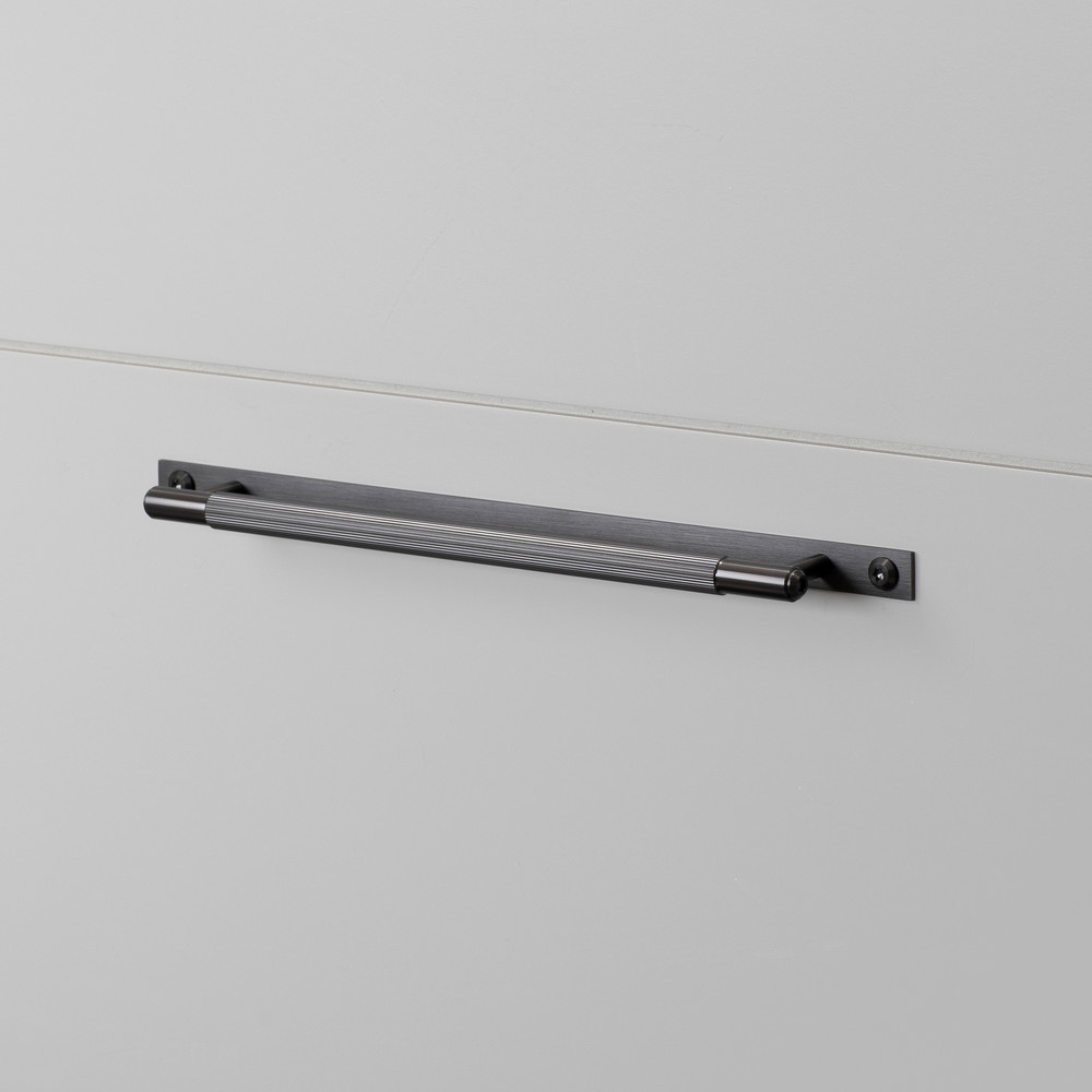 Ручка для мебели Pull Bar / Plate / Linear / Gun Metal фабрика Buster + Punch фотография № 1