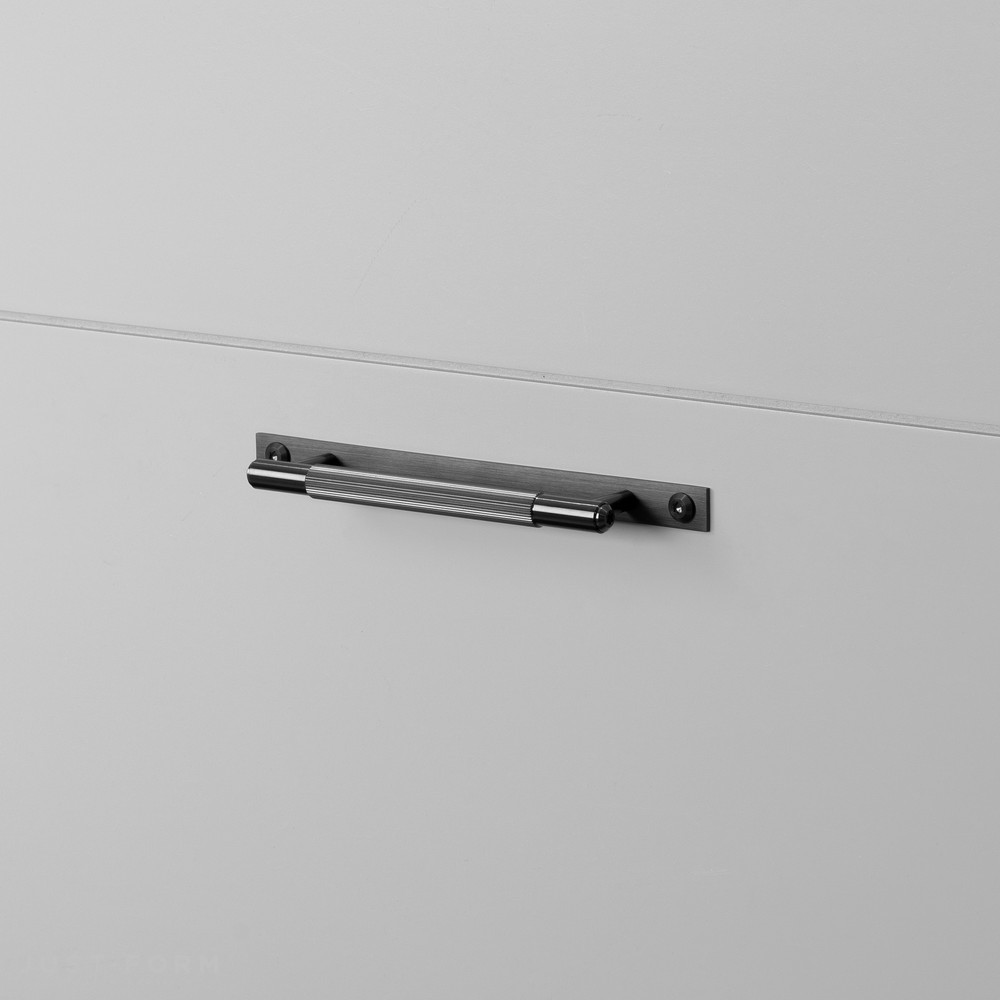 Ручка для мебели Pull Bar / Plate / Linear / Gun Metal фабрика Buster + Punch фотография № 3