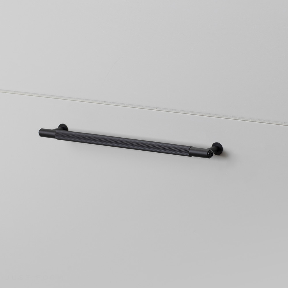 Ручка для мебели Pull Bar / Linear / Black фабрика Buster + Punch фотография № 1
