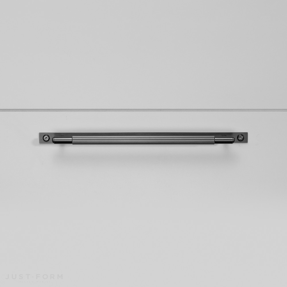 Ручка для мебели Pull Bar / Plate / Linear / Gun Metal фабрика Buster + Punch фотография № 5