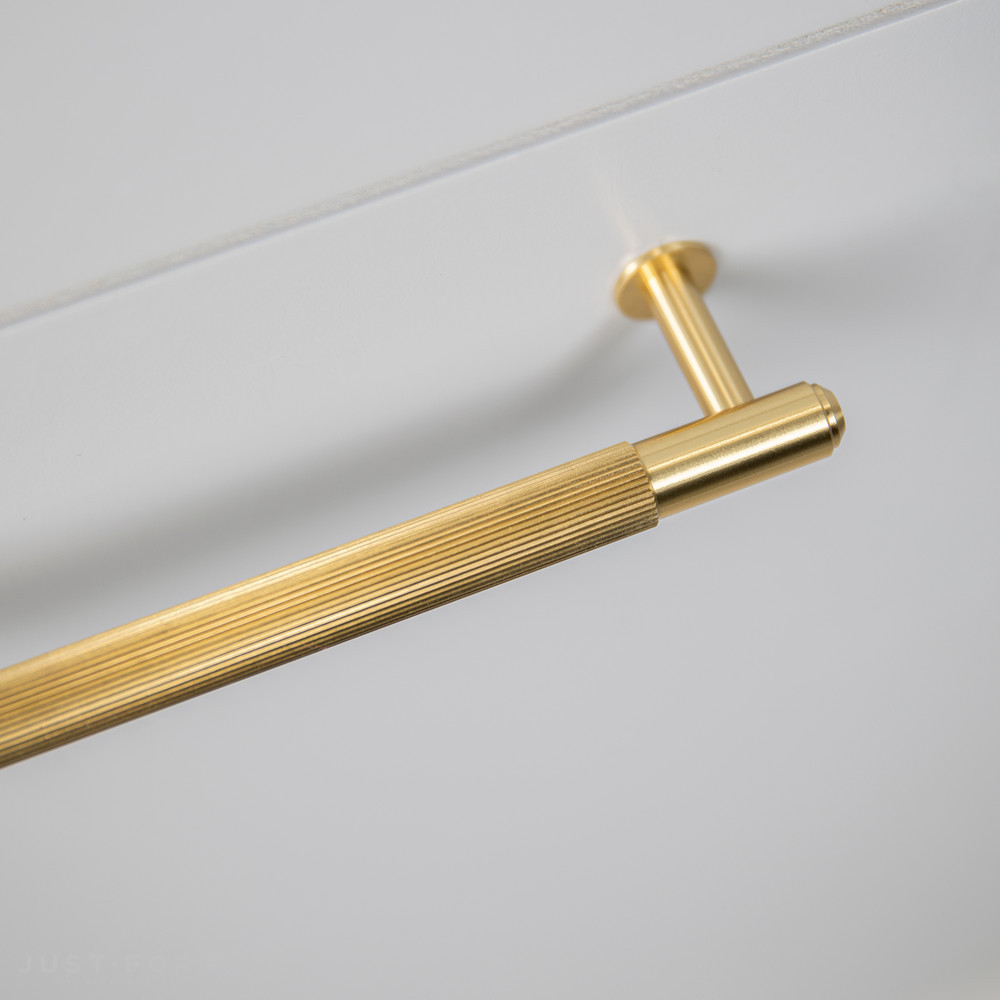 Ручка для мебели Pull Bar / Linear / Brass фабрика Buster + Punch фотография № 5