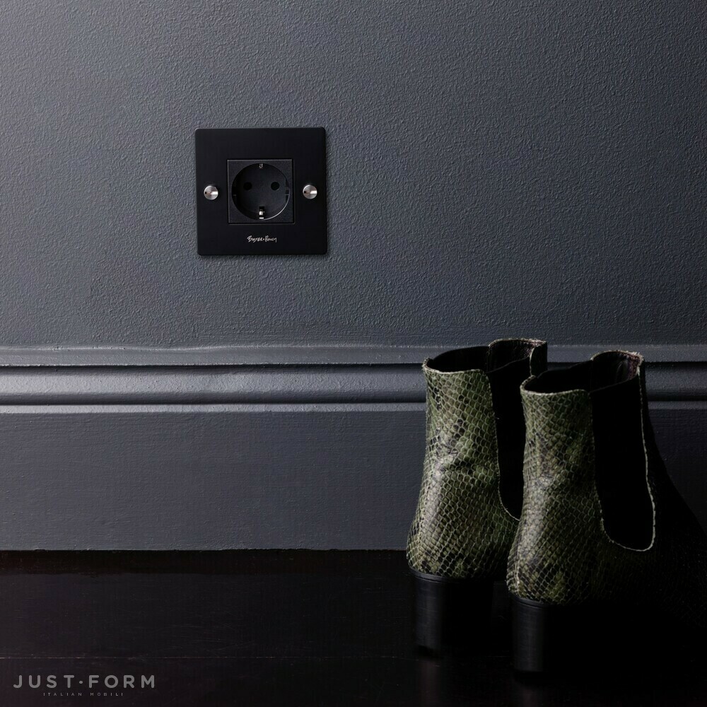 Одиночная розетка 1G Socket / Brass фабрика Buster + Punch фотография № 5