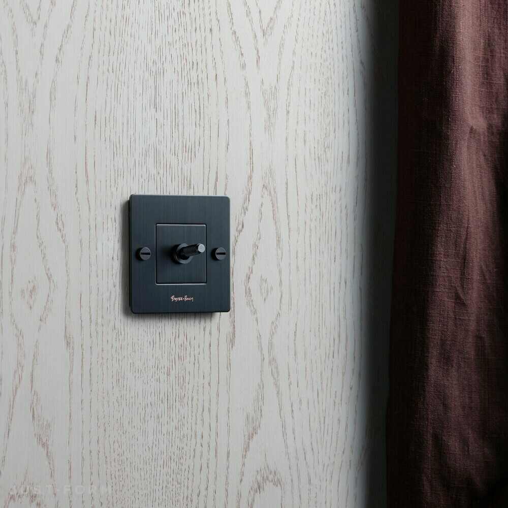 Однотумблерный выключатель 1G Toggle Switch / Smoked Bronze фабрика Buster + Punch фотография № 5