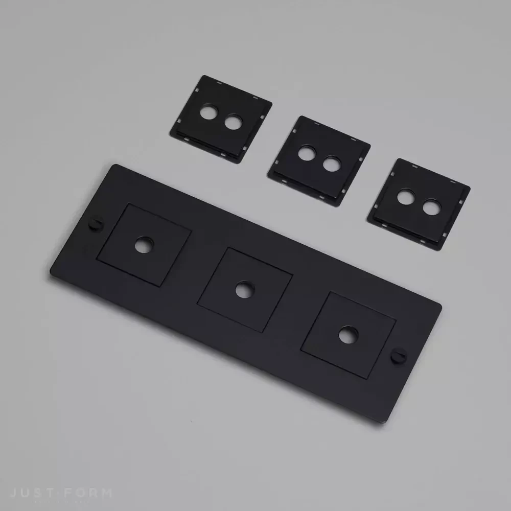 Горизонтальная трехпостовая рамка 3G Wall Plate / Horizontal / With Infills / Black фабрика Buster + Punch фотография № 1