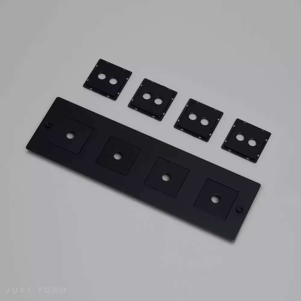 Горизонтальная четырехпостовая рамка 4G Wall Plate / Horizontal / With Infills / Black  фабрика Buster + Punch фотография № 1