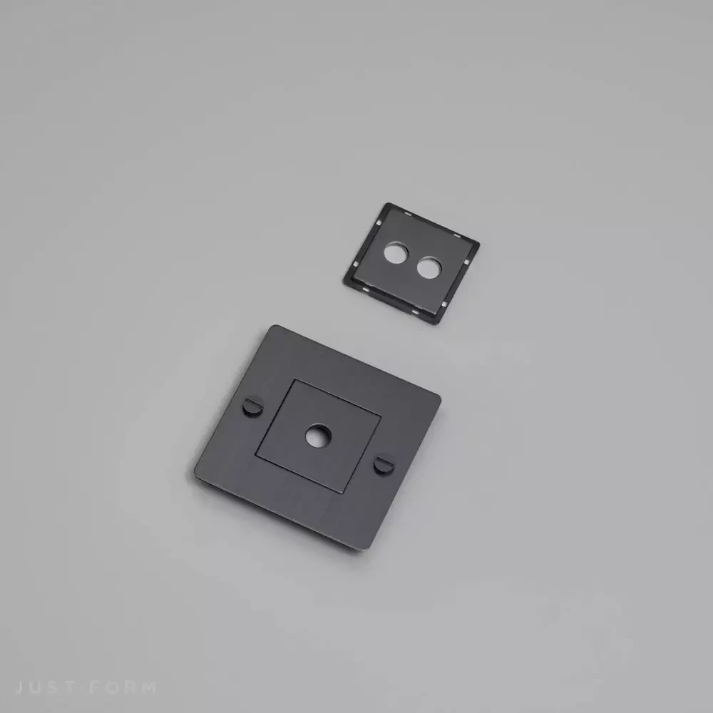 ​Однопостовая рамка 1G Wall Plate / Horizontal / With Infills / Smoked Bronze фабрика Buster + Punch фотография № 2