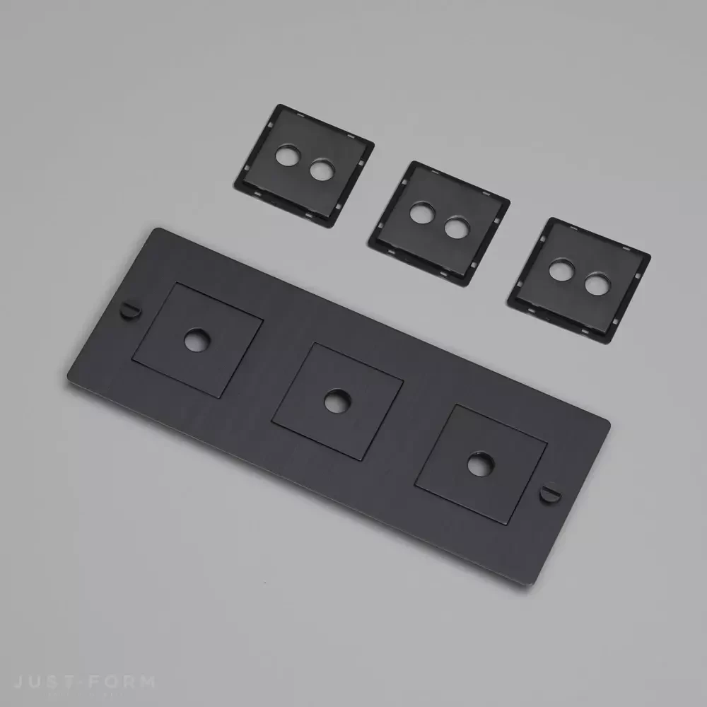 ​Горизонтальная трехпостовая рамка 3G Wall Plate / Horizontal / With Infills / Smoked Bronze фабрика Buster + Punch фотография № 1