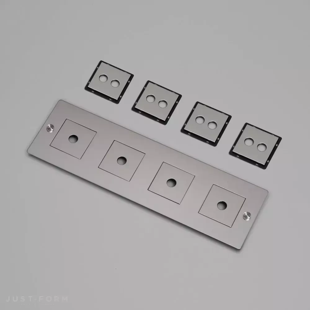 ​Горизонтальная четырехпостовая рамка 4G Wall Plate / Horizontal / With Infills / Steel фабрика Buster + Punch фотография № 1
