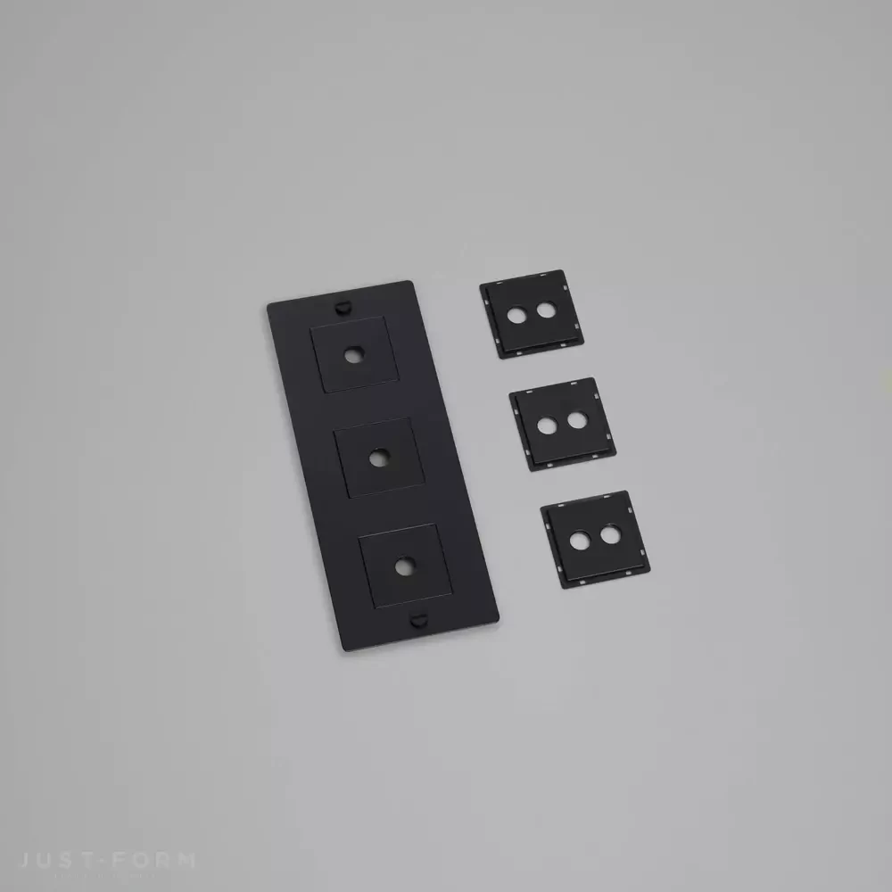 ​Вертикальная трехпостовая рамка 3G Wall Plate / Vertical / With Infills / Black фабрика Buster + Punch фотография № 1