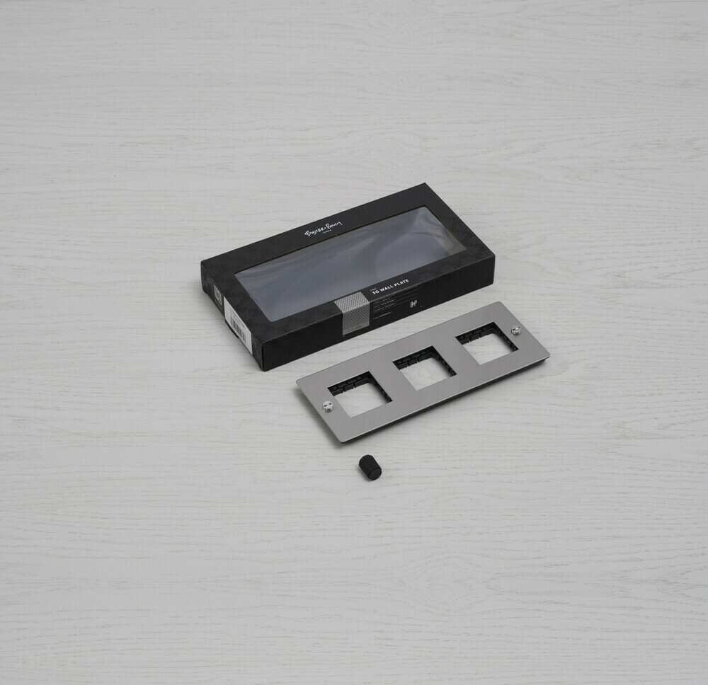 ​Трехпостовая рамка 3G Wall Plate / Horizontal / No Infills / White фабрика Buster + Punch фотография № 2